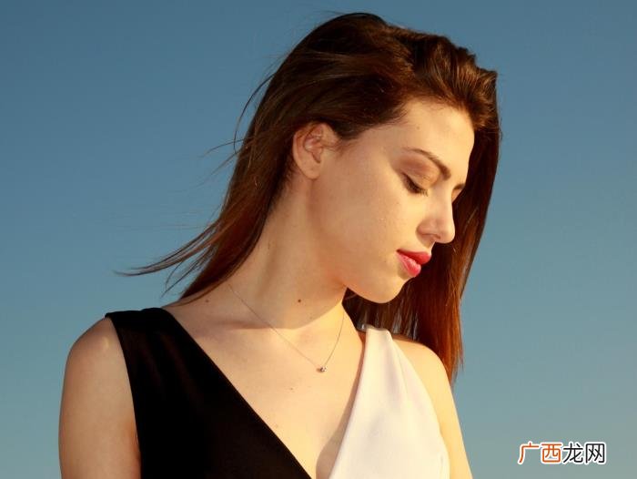 女生暗恋你最准的表现，女人暗恋你的四个征兆