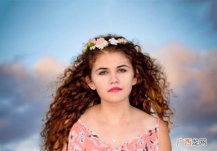 女生暗恋你最准的表现，女人暗恋你的四个征兆