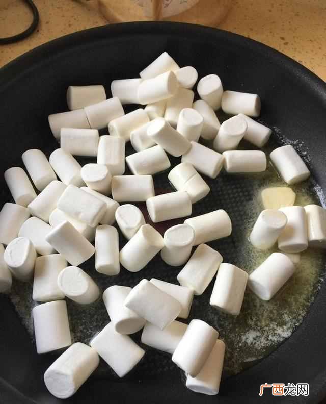 牛轧糖的做法?牛轧糖这样做隔壁小孩馋哭了
