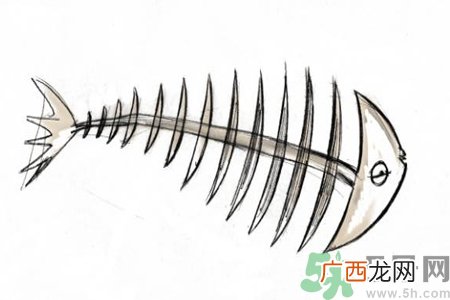 鱼刺卡在喉咙里怎么办？取鱼刺的小技巧有哪些？