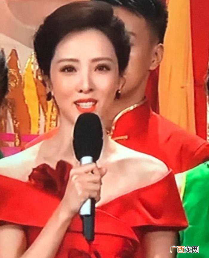 李思思口红，2019央视春晚李思思荧光口红为什么上热搜
