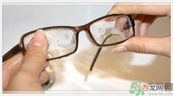 眼镜可以用洗洁精洗吗?眼镜用洗洁精洗好吗?
