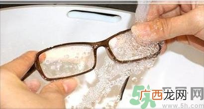 眼镜可以用洗洁精洗吗?眼镜用洗洁精洗好吗?