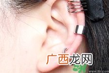 在耳骨上打耳洞疼吗?耳骨上打耳洞是什么感觉?