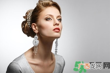 在耳骨上打耳洞疼吗?耳骨上打耳洞是什么感觉?