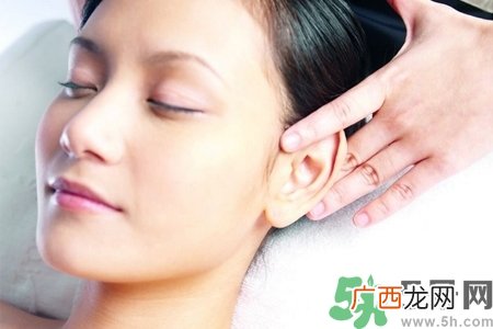 在耳骨上打耳洞疼吗?耳骨上打耳洞是什么感觉?