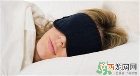 为什么戴眼罩睡觉眼睛模糊?戴眼罩睡觉起来眼睛花