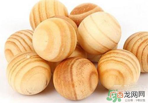 樟脑丸可以放床上吗？樟脑丸放床上要放几颗？