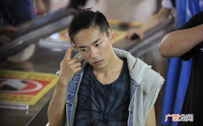 吴京真踹易烊千玺花絮,易烊千玺扇耳光戏花絮流出
