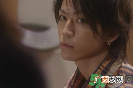 男生打耳洞有什么含义吗？男生打耳洞有什么讲究吗？