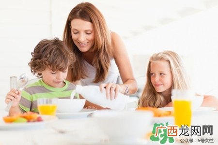 父母个子不高孩子能长高吗？父母都矮孩子一定矮吗？