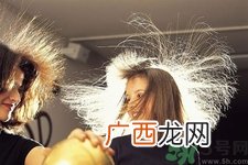 冬天头发静电怎么回事？冬天头发静电怎么办？