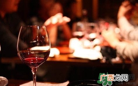 带牙套能喝酒吗？带牙套可不可以喝酒？