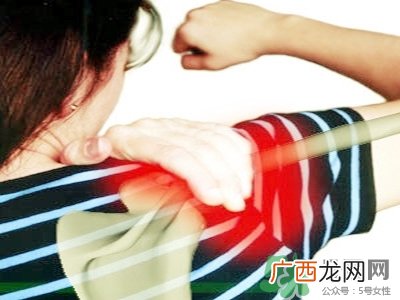 手臂一用力就痛怎么回事?手臂一抬起来就疼