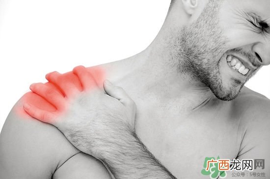 手臂一用力就痛怎么回事?手臂一抬起来就疼