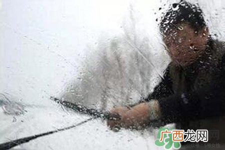 冬天早上车玻璃上的冰霜怎么弄？冬天早上车玻璃上的雾怎么弄？