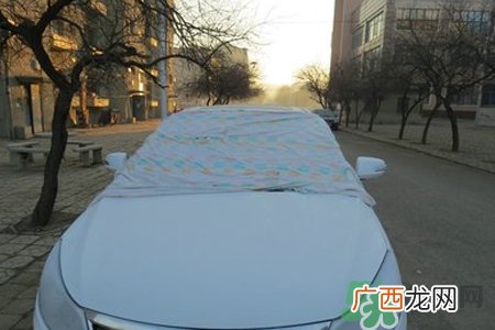 冬天早上车玻璃上的冰霜怎么弄？冬天早上车玻璃上的雾怎么弄？