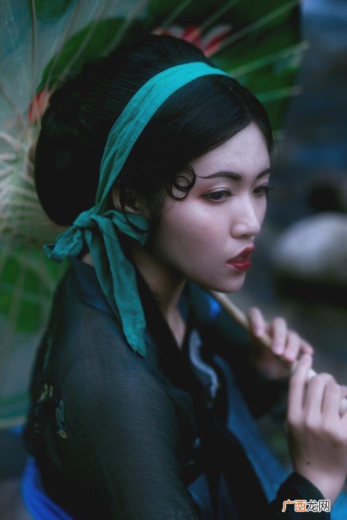 凄冷落寞的样子惹人怜惜 落寞的图片