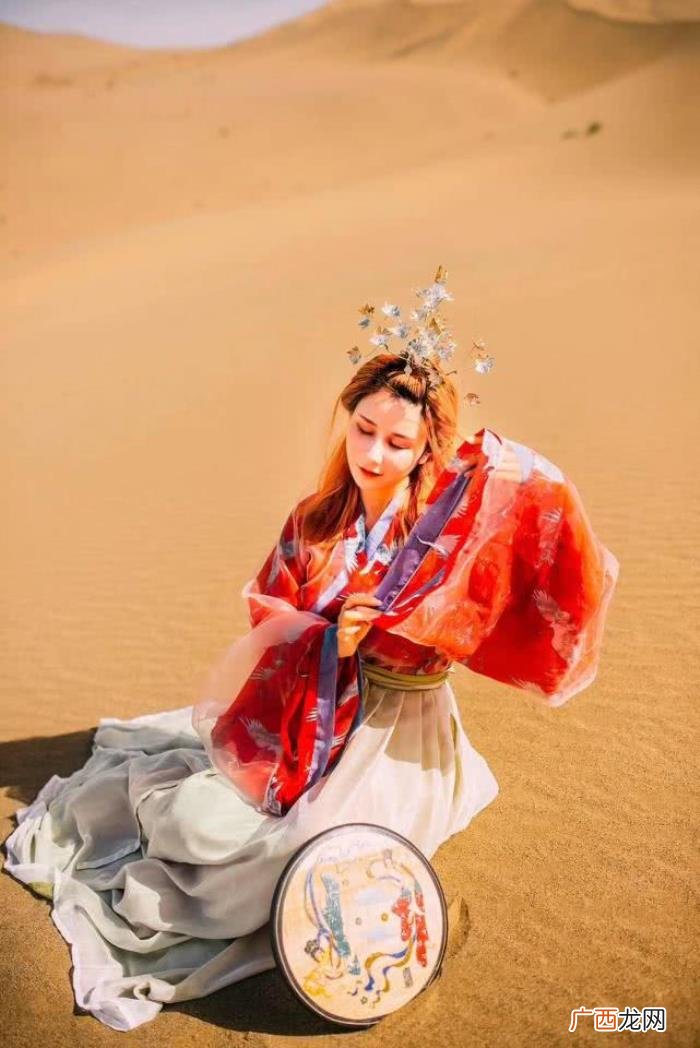 凄冷落寞的样子惹人怜惜 落寞的图片