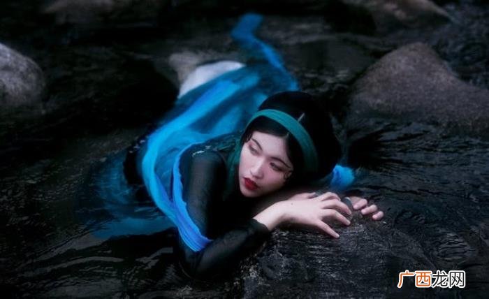 凄冷落寞的样子惹人怜惜 落寞的图片