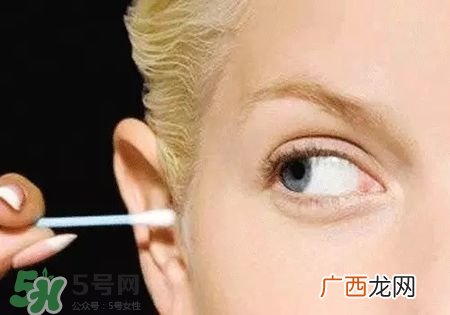 油耳朵怎么清理?油耳朵是怎么回事?