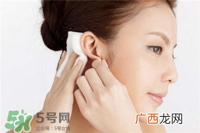 油耳朵怎么清理?油耳朵是怎么回事?