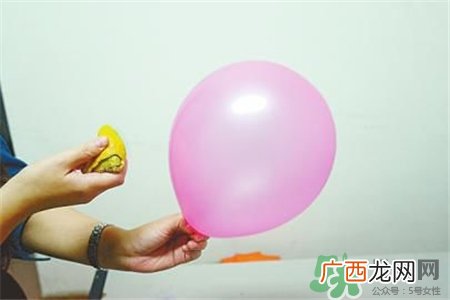 气球碰到橘子汁会爆炸吗?气球碰到橙汁为什么会爆炸?