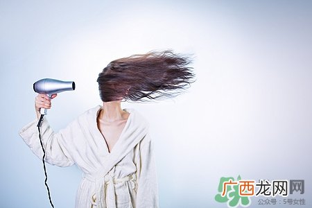 刚洗完头就有头皮屑是怎么了?刚洗完头就有头皮屑怎么办