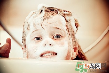 刚洗完头就有头皮屑是怎么了?刚洗完头就有头皮屑怎么办