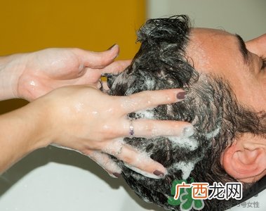 刚洗完头就有头皮屑是怎么了?刚洗完头就有头皮屑怎么办