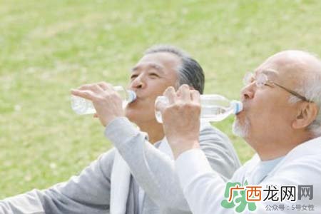 雾霾天为什么要多喝水？雾霾天要喝多少水才健康？