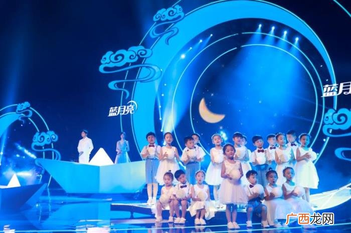 郁可唯胡夏，胡夏郁可唯搭档童声合唱团献礼中秋
