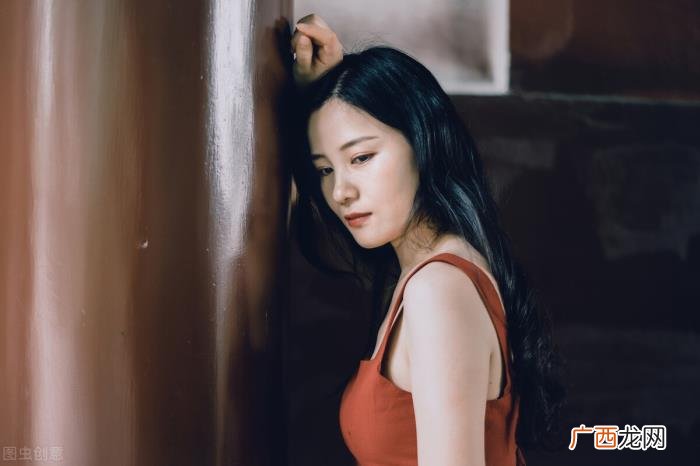 女人人格魅力强的表现，是自带贵气且有魅力的表现