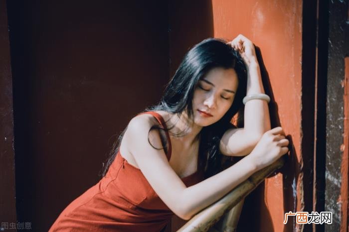 女人人格魅力强的表现，是自带贵气且有魅力的表现