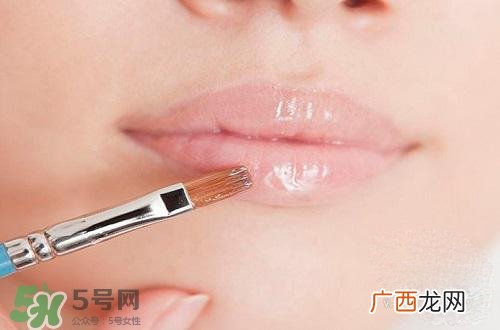 嘴唇干裂涂蜂蜜有用吗？怎样用蜂蜜改善嘴唇干裂？