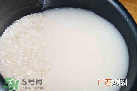 淘米水可以治白发吗？淘米水洗头发能治白发？