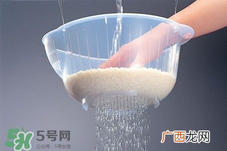 淘米水可以治白发吗？淘米水洗头发能治白发？