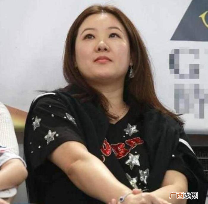 伏明霞现状，42岁&amp;quot;跳水女王&amp;quot;伏明霞的现状