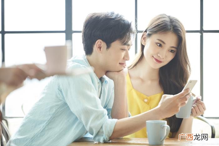 男生睡前喜欢和谁聊天，为什么男人会在深夜找女人聊天