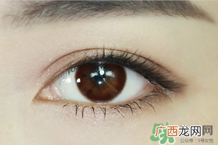 美瞳年抛可以戴多久？?年抛美瞳真的能用一年吗？
