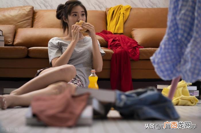 男友和我分手后立马找前女友，男友依旧与前女友联系