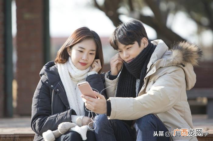 男友和我分手后立马找前女友，男友依旧与前女友联系
