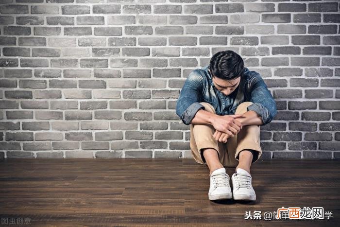 男友和我分手后立马找前女友，男友依旧与前女友联系