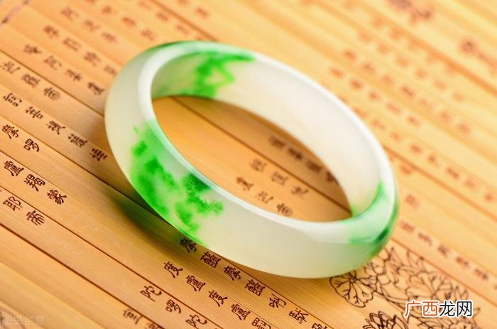 什么颜色玉手镯最好，买什么玉手镯好