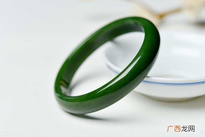 什么颜色玉手镯最好，买什么玉手镯好