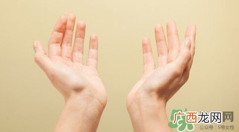 早起手心发热怎么回事？早起手心为什么发热？