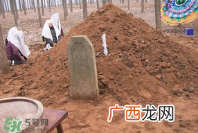 为什么新坟三年不能动土?新坟三年填土对谁不好?