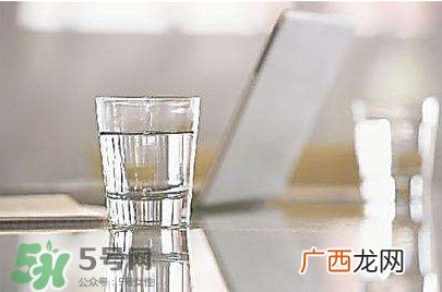 玻璃杯喝水安全吗？玻璃杯喝水安不安全