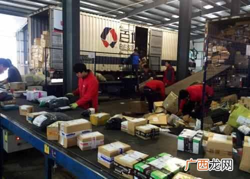 快递公司怎么赚钱？快递员一天200个包裹，赚的