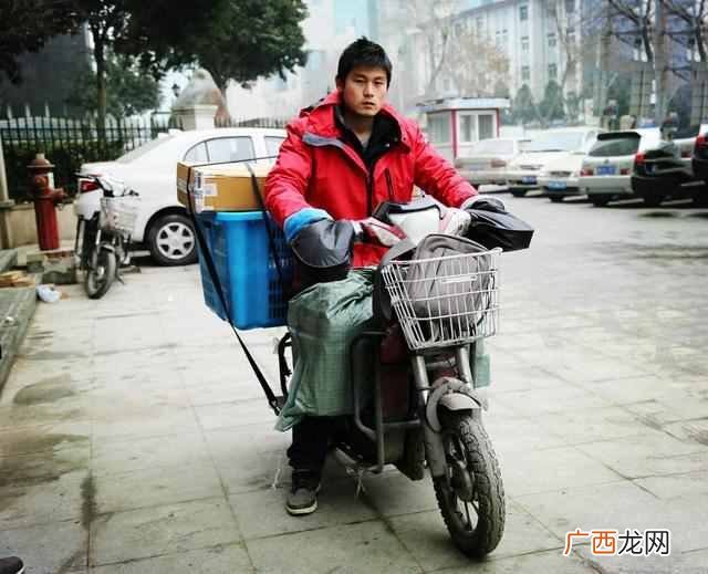 快递公司怎么赚钱？快递员一天200个包裹，赚的